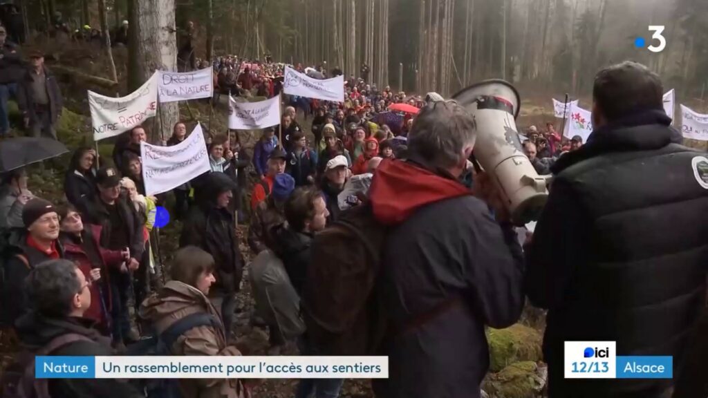 1 300 randonneurs défilent pour défendre l’accès à la nature